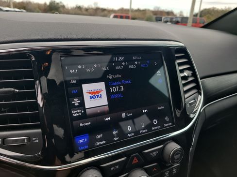 Used 2022 Jeep Grand Cherokee Limited image 21