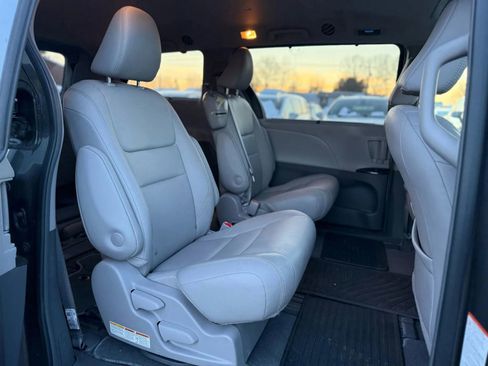 Used 2019 Toyota Sienna XLE w/ XLE Navigation Package image 15