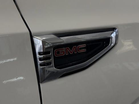 Used 2025 GMC Yukon XL Denali AWD/4WD image 9