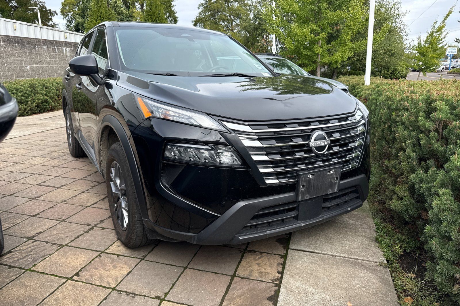 Used 2024 Nissan Rogue S FWD image 2