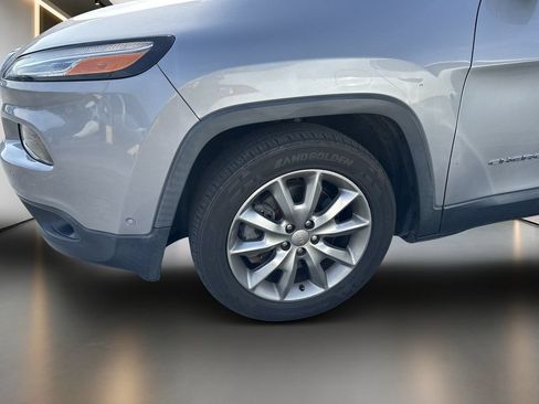 Used 2018 Jeep Cherokee Limited w/ Technology Group FWD image 2