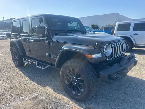 Used 2025 Jeep Wrangler Unlimited Sahara AWD/4WD image 3