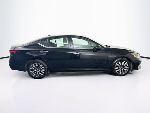 Used 2025 Nissan Altima 2.5 SV FWD image 10