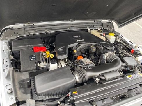Used 2021 Jeep Gladiator Sport AWD/4WD image 19