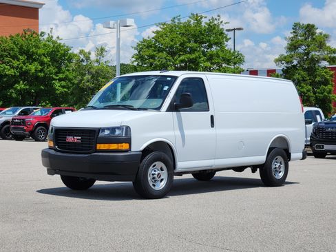 Used 2025 GMC Savana 2500 w/ Driver Convenience Package image 3