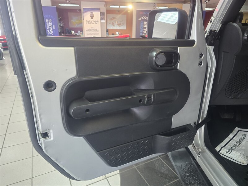 Used 2007 Jeep Wrangler Unlimited Sahara AWD/4WD image 7