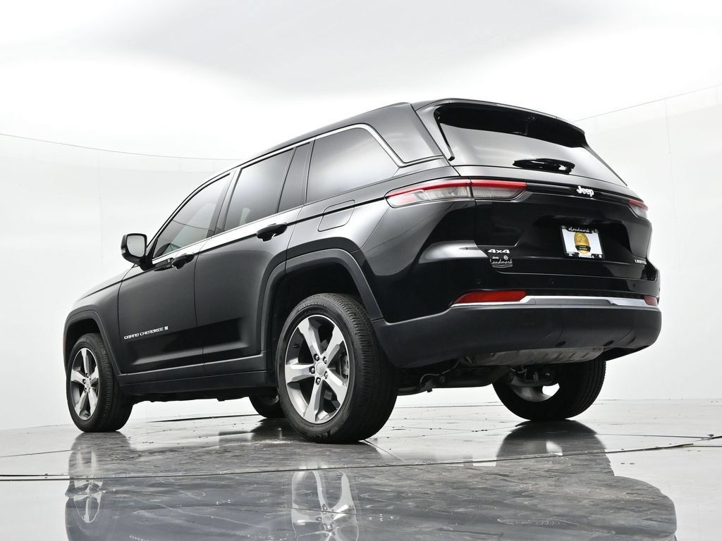Used 2025 Jeep Grand Cherokee Limited w/ Luxury Tech Group II AWD/4WD image 22