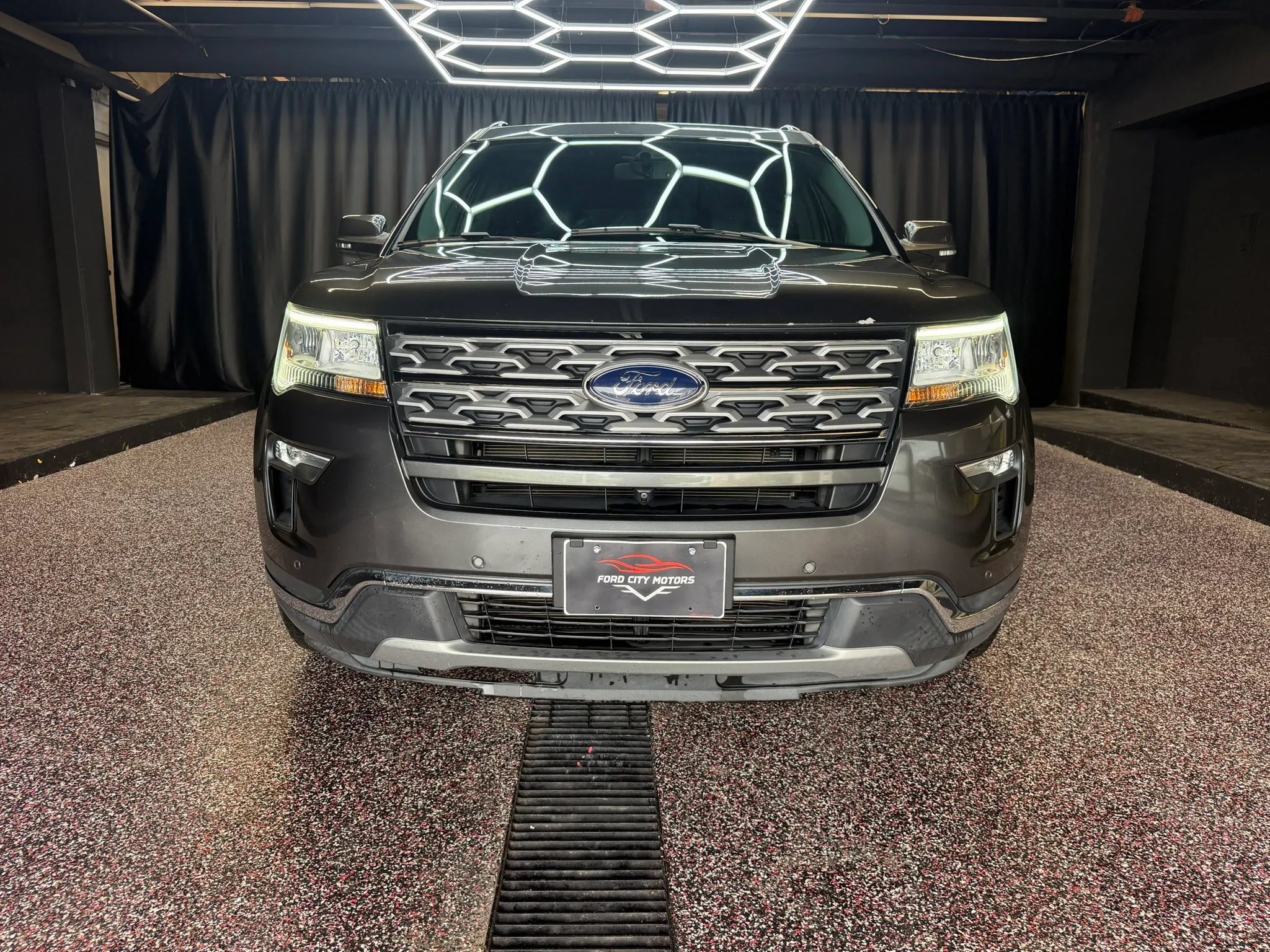 Used 2019 Ford Explorer Limited w/ Class III Trailer Tow Package FWD image 2