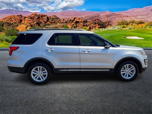 Used 2017 Ford Explorer XLT w/ Equipment Group 202A image 3