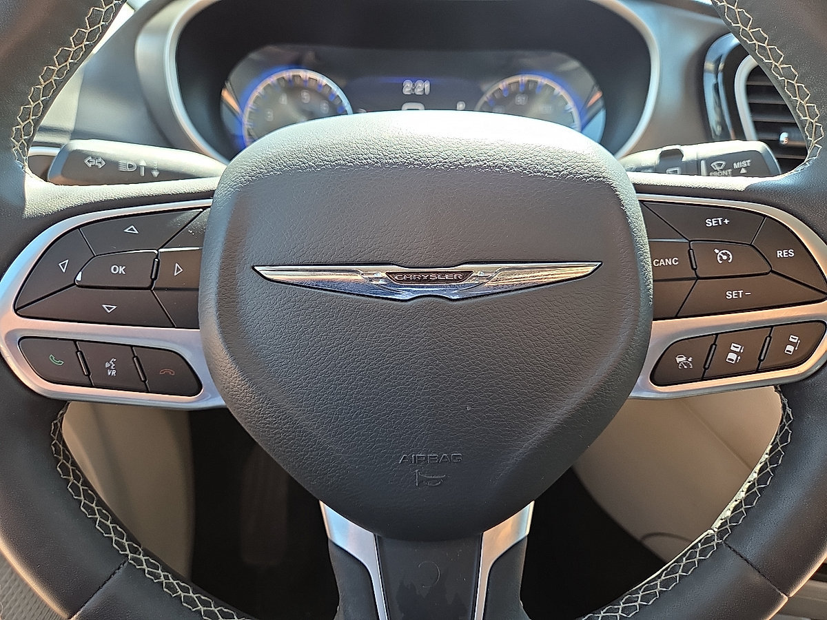 Used 2024 Chrysler Pacifica Touring-L FWD image 30