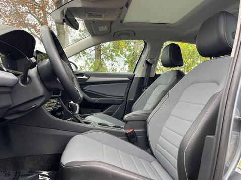 Used 2025 Volkswagen Jetta SE image 27