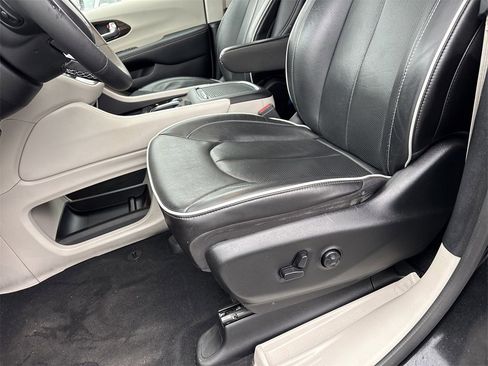 Used 2023 Chrysler Pacifica Limited image 13