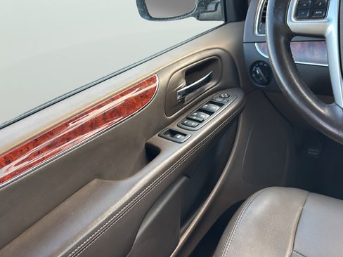 Used 2012 Chrysler Town & Country Touring w/ Entertainment Group #1 FWD image 19