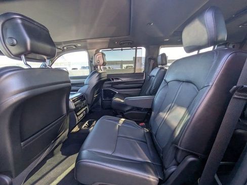 Used 2023 Jeep Wagoneer L Series III w/ Premium Group I image 10