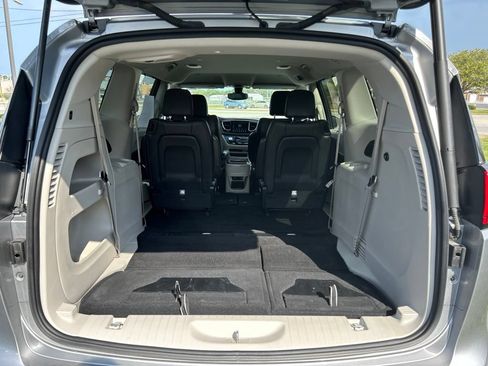 Used 2017 Chrysler Pacifica Touring-L w/ Tire & Wheel Group FWD image 41