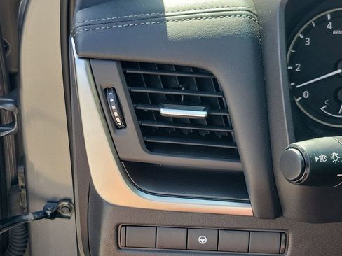 Used 2025 Nissan Rogue SV image 31