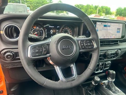 Used 2025 Jeep Wrangler Unlimited Sahara AWD/4WD image 28