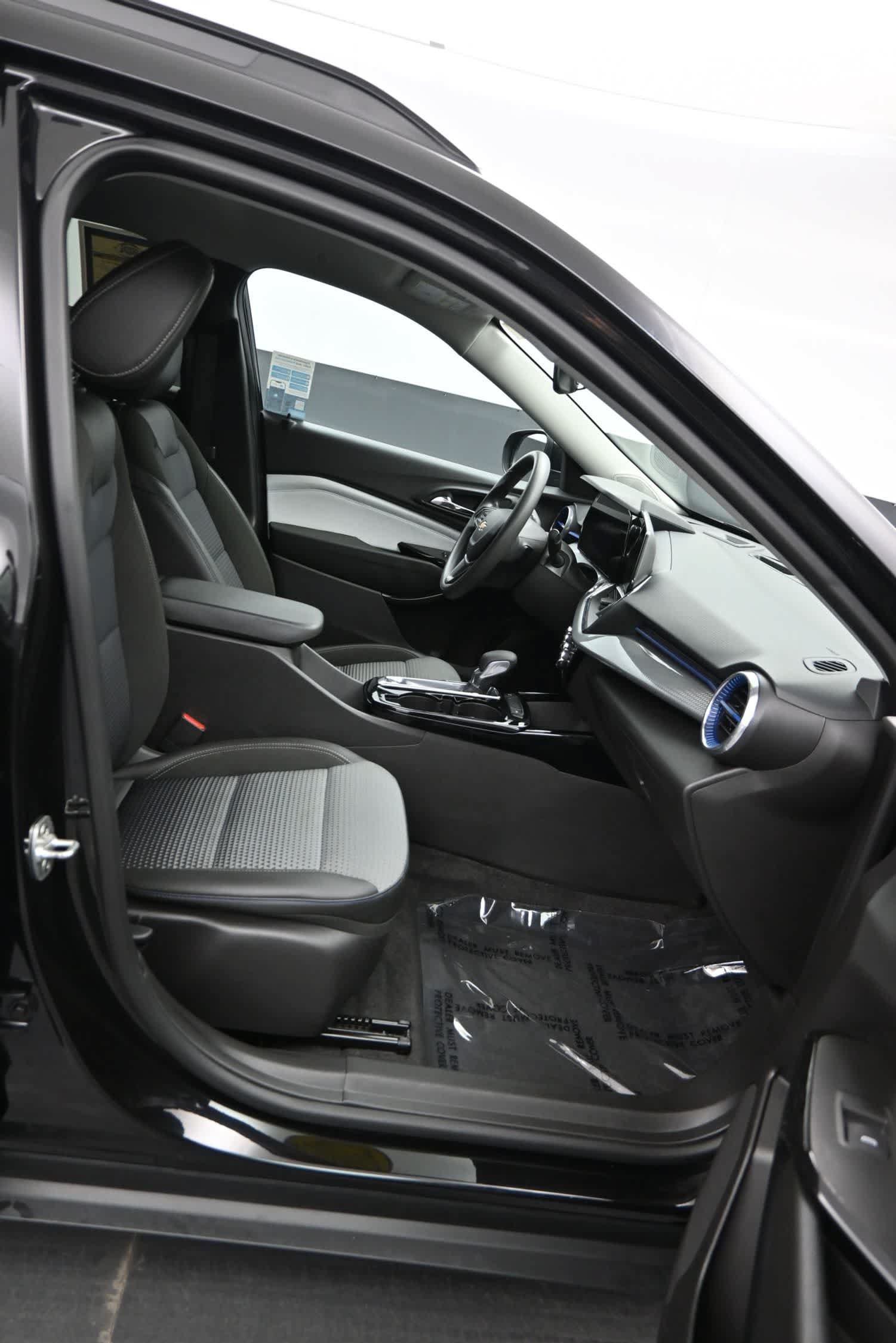 Used 2025 Chevrolet Trax LT FWD image 11