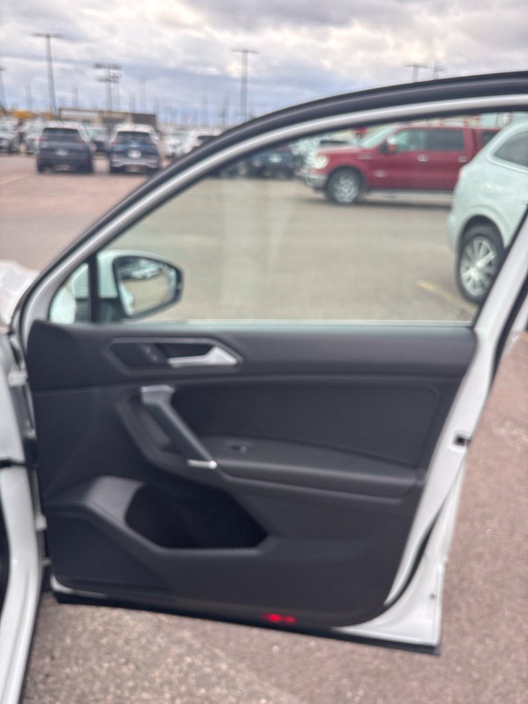 Used 2018 Volkswagen Tiguan SEL AWD/4WD image 12