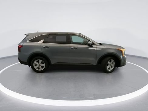 Used 2025 Kia Sorento LX FWD image 9