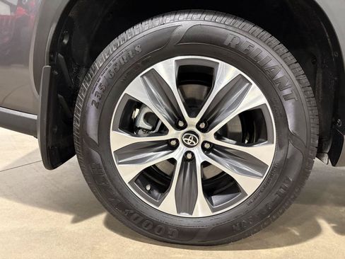 Used 2024 Toyota Highlander XLE AWD/4WD image 54