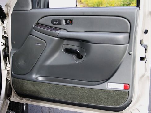 Used 2004 GMC Sierra 3500 SLT w/ Heavy-Duty Power Package image 34