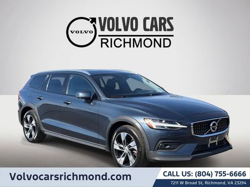 Used 2022 Volvo V60 T5 Cross Country image 1