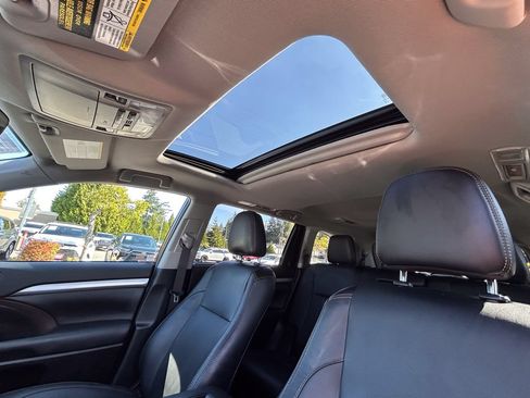 Used 2019 Toyota Highlander XLE AWD/4WD image 25