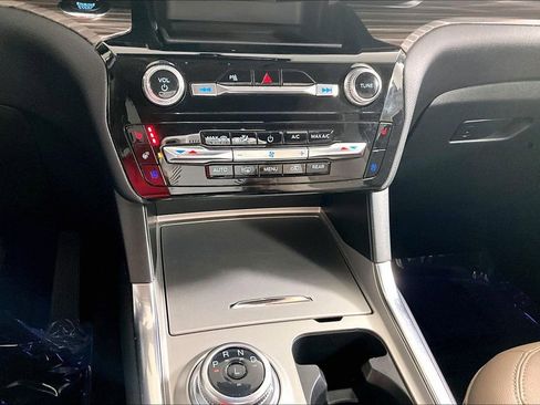 Used 2023 Ford Explorer Limited image 32