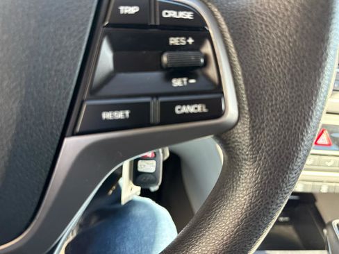 Used 2017 Hyundai Elantra SE FWD image 13