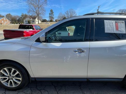 Used 2014 Nissan Pathfinder SV image 3