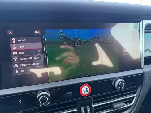 Used 2025 Porsche Macan AWD/4WD image 21