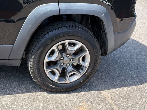 Used 2019 Jeep Cherokee Trailhawk image 12