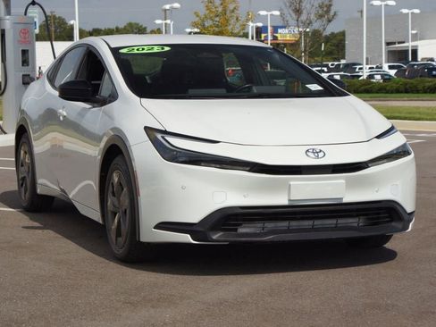 Used 2023 Toyota Prius LE image 2