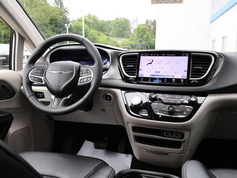 Used 2024 Chrysler Pacifica Touring-L FWD image 33