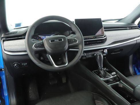 Used 2023 Jeep Compass Latitude image 2