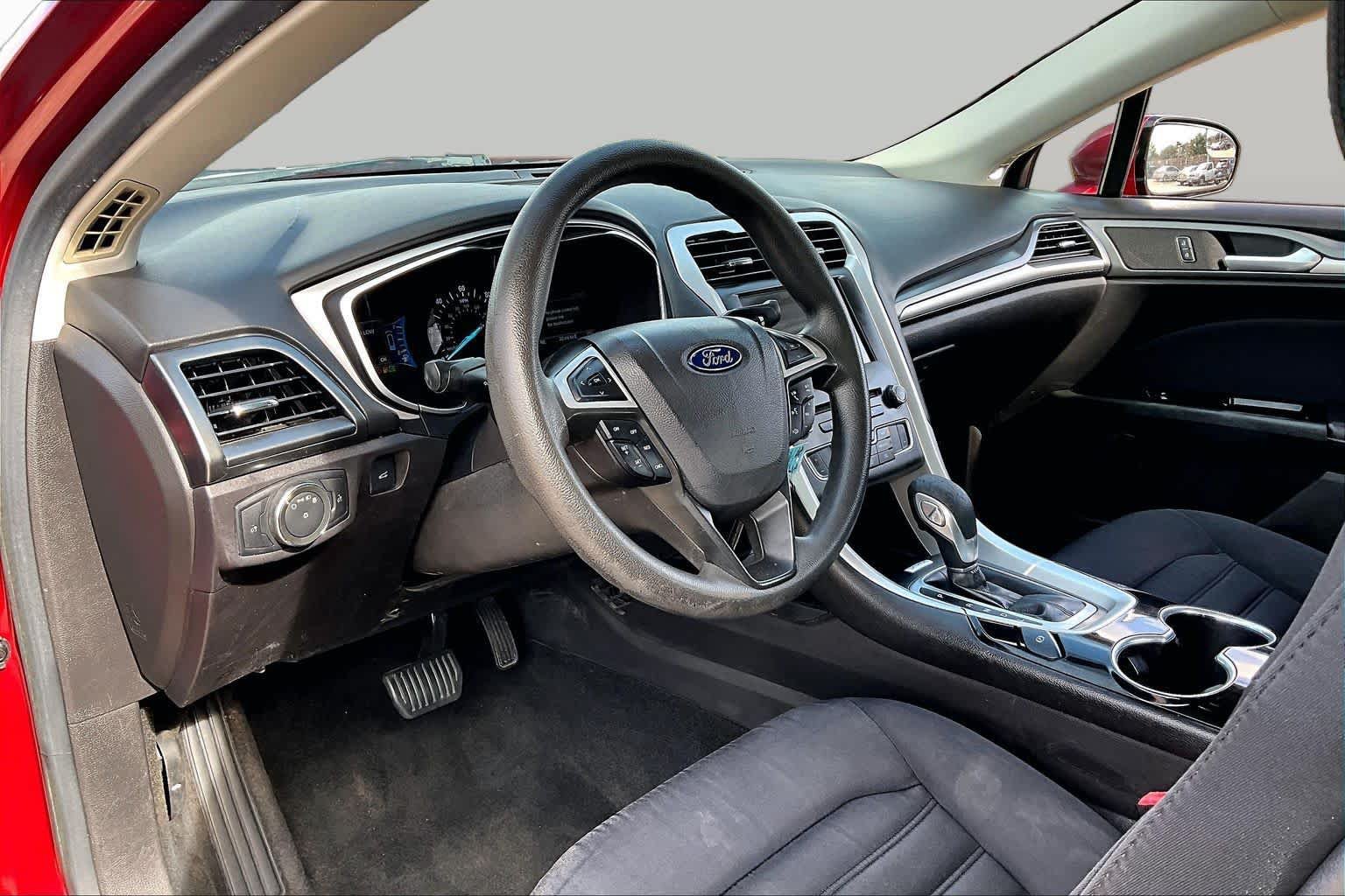 Used 2016 Ford Fusion SE FWD image 18