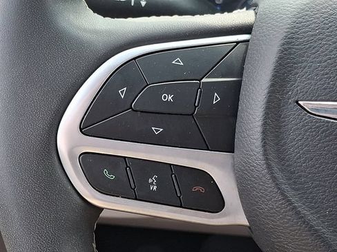 Used 2023 Chrysler Pacifica Touring-L FWD image 23
