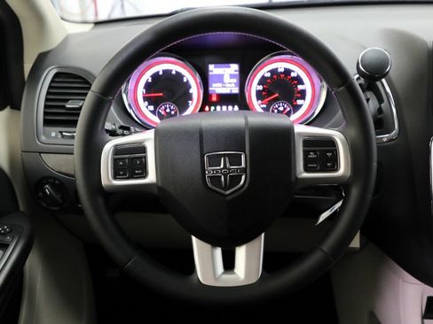Used 2016 Dodge Grand Caravan SXT w/ Rear Park Assist Package FWD image 4