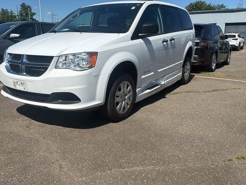 Used 2019 Dodge Grand Caravan SE FWD image 3