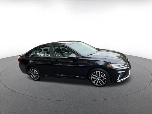 Used 2025 Volkswagen Jetta SE image 2