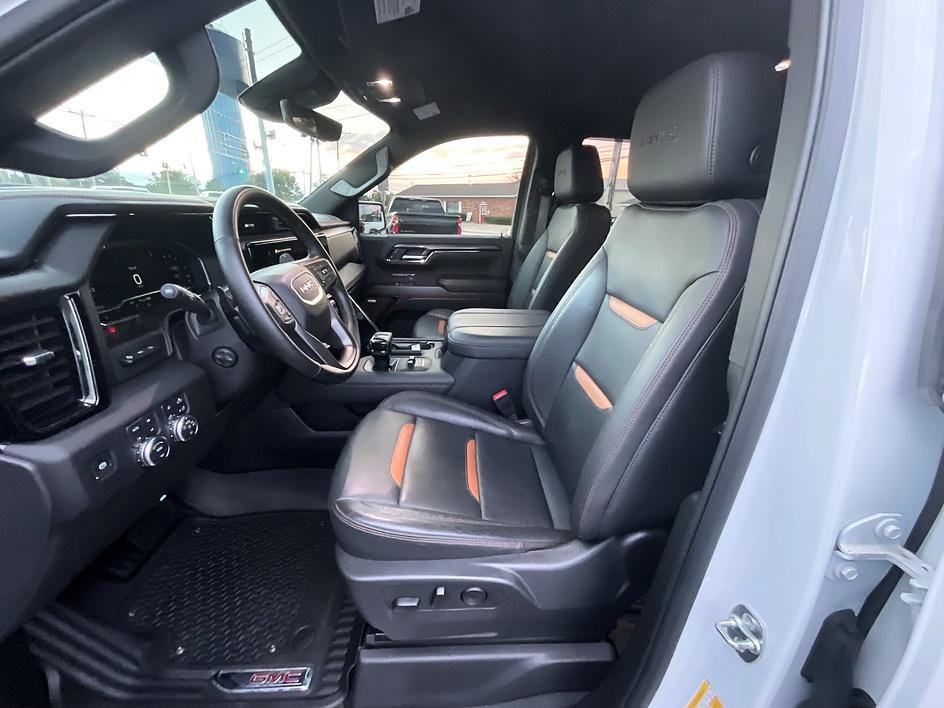 Used 2025 GMC Sierra 1500 AT4 w/ Technology Package AWD/4WD image 4