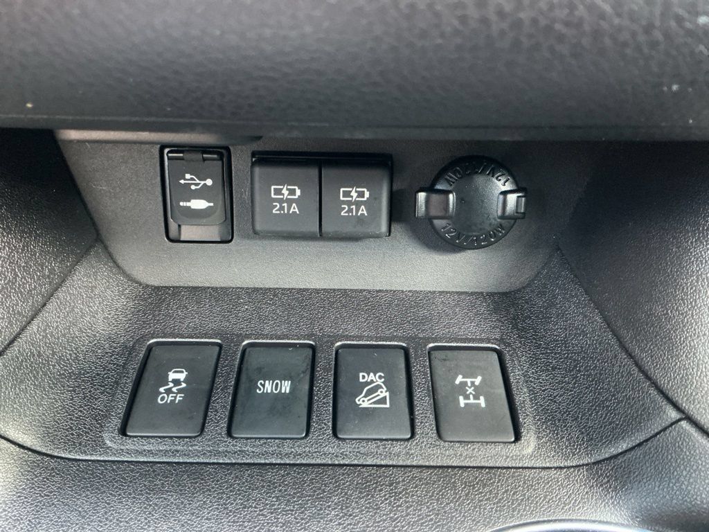 Used 2019 Toyota Highlander XLE AWD/4WD image 31