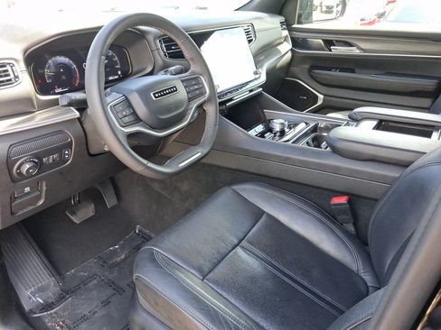 Used 2024 Jeep Wagoneer L Series II w/ Flexible Seating Group AWD/4WD image 11