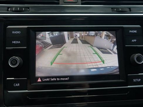 Used 2018 Volkswagen Tiguan S image 8