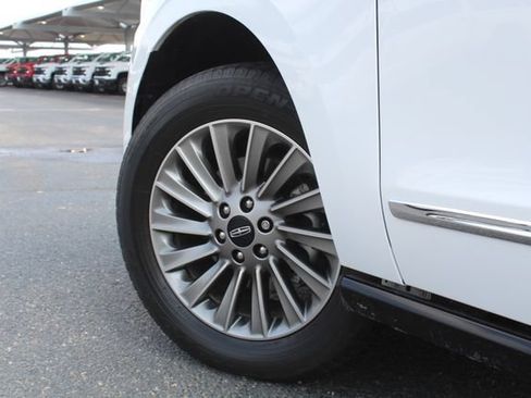 Used 2020 Lincoln Navigator 2WD image 13