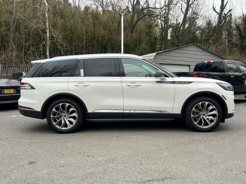 New 2026 Lincoln Aviator AWD image 3