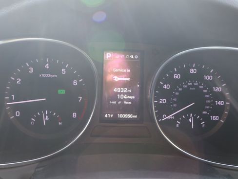 Used 2017 Hyundai Santa Fe Limited image 2