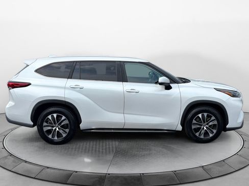 Used 2023 Toyota Highlander XLE FWD image 8