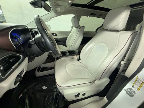 Used 2019 Chrysler Pacifica Limited w/ Tire & Wheel Group image 13